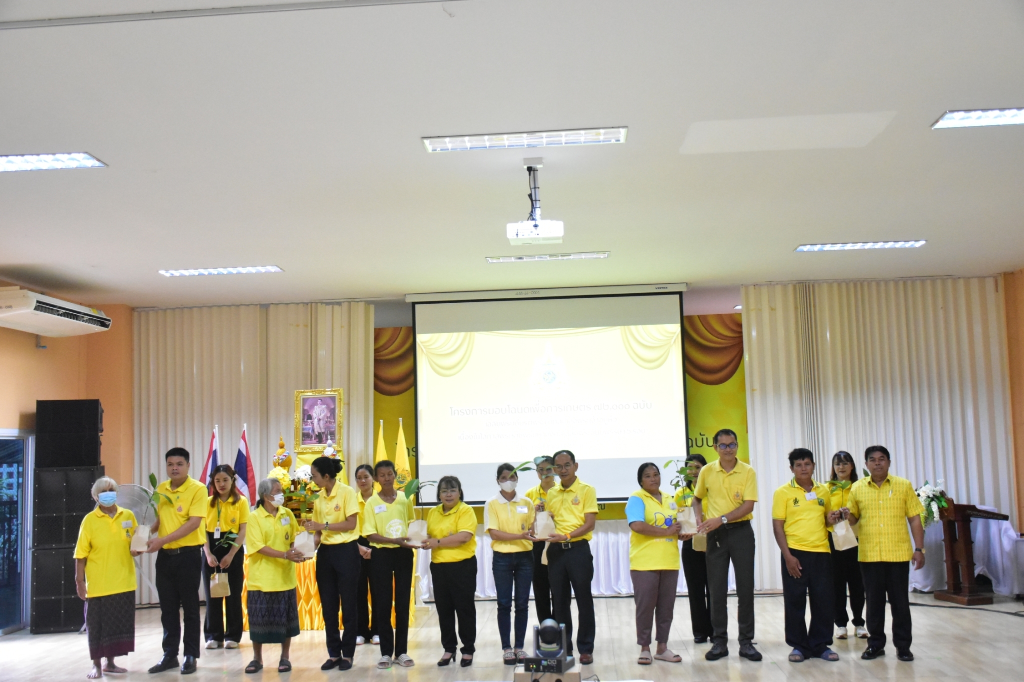 title - วันที่ 15 กรกฎาคม 2567 ร้อยเอกธรรมนัส พรหมเผ่า รัฐมนตรีว่าการกระทรวงเกษตรและสหกรณ์ เปิดงานโครงการมอบโฉนดเพื่อการเกษตร 72,000 ฉบับ เฉลิมพระเกียรติพระบาทสมเด็จพระเจ้าอยู่หัว เนื่องในโอกาสพระราชพิธีมหามงคลเฉลิมพระชนมพรรษา 6 รอบ 28 กรกฎาคม 2567